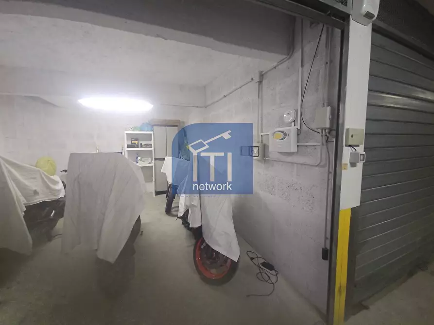 Immagine 1 di Box auto in vendita  in Lungomare delle meduse a Pomezia