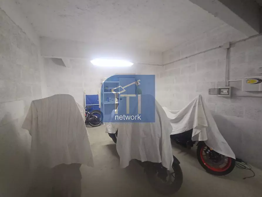 Immagine 2 di Box auto in vendita  in Lungomare delle meduse a Pomezia