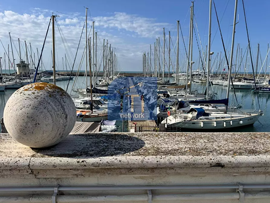 Immagine 1 di Box auto in vendita  in Lungomare Duca Degli Abruzzi 83 a Roma
