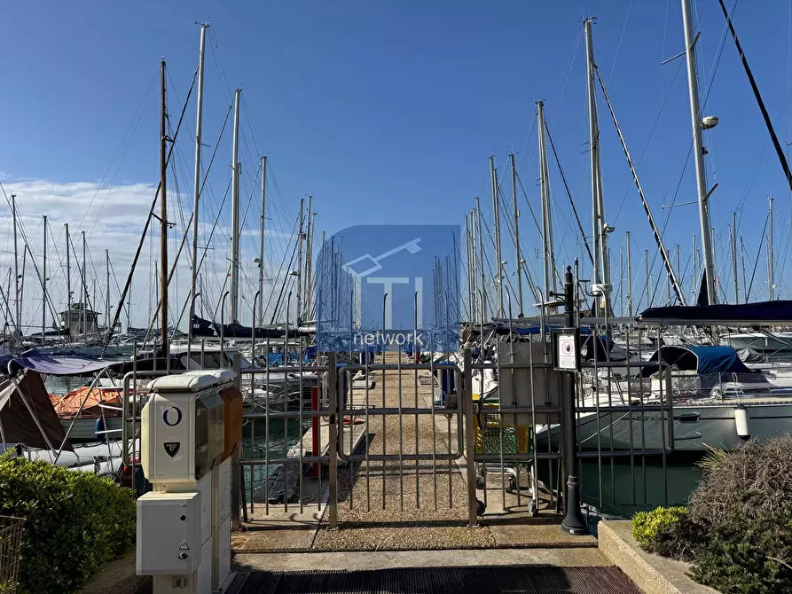 Immagine 4 di Box auto in vendita  in Lungomare Duca Degli Abruzzi 83 a Roma