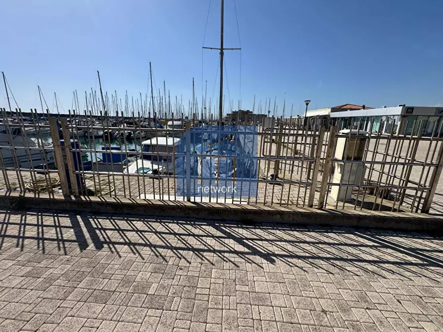 Immagine 7 di Box auto in vendita  in Lungomare Duca Degli Abruzzi 83 a Roma