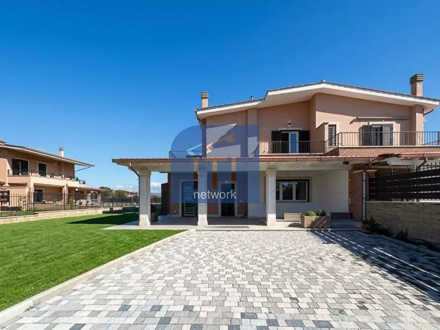 Immagine 2 di Casa semindipendente in vendita  in Alessandro Fortis a Pomezia