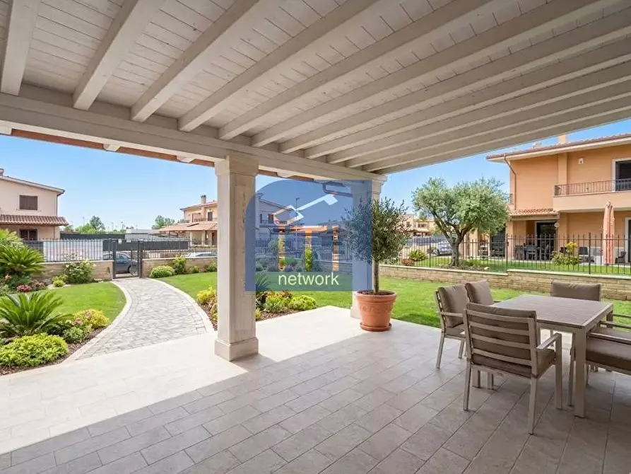 Immagine 1 di Casa semindipendente in vendita  in Alessandro Fortis a Pomezia