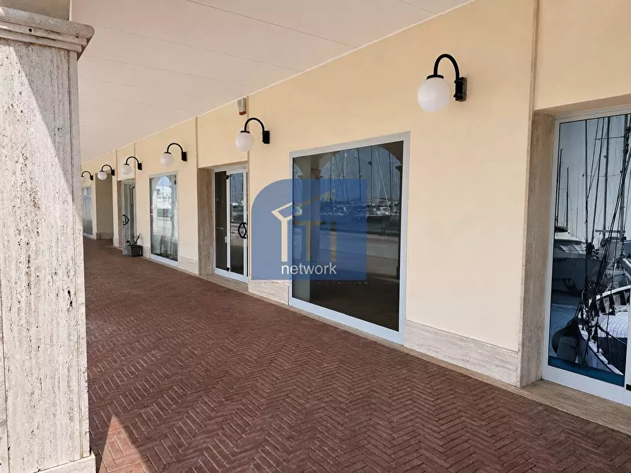 Immagine 3 di Locale commerciale in vendita  in Lungomare Duca Degli Abruzzi 84 a Roma