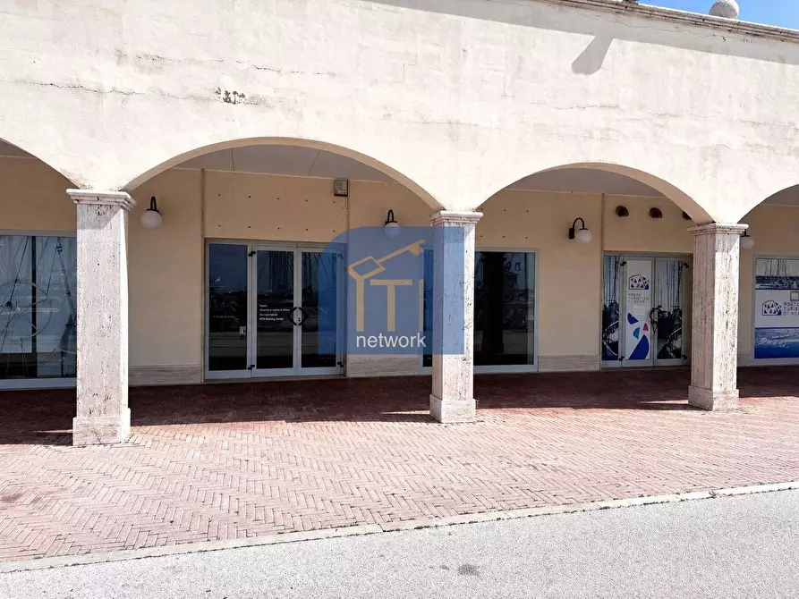 Immagine 4 di Locale commerciale in vendita  in Lungomare Duca Degli Abruzzi 84 a Roma
