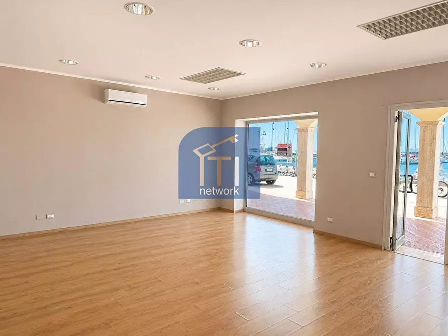 Immagine 7 di Locale commerciale in vendita  in Lungomare Duca Degli Abruzzi 84 a Roma