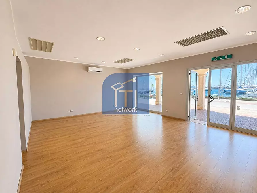 Immagine 12 di Locale commerciale in vendita  in Lungomare Duca Degli Abruzzi 84 a Roma