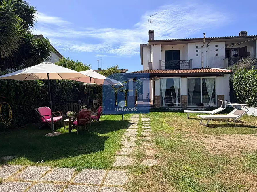 Immagine 1 di Casa semindipendente in vendita  in Via Dora Baltea a Ardea