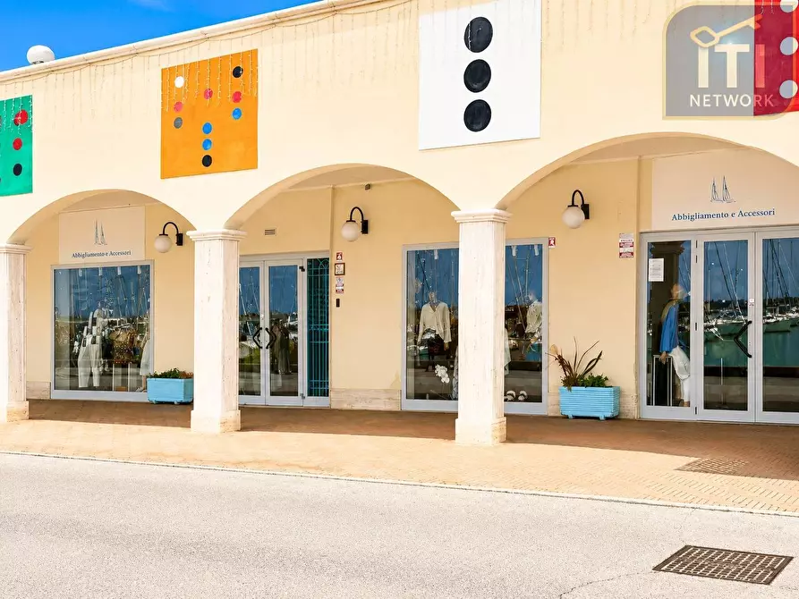 Immagine 2 di Locale commerciale in vendita  in Lungomare Duca degli Abruzzi 84 a Roma