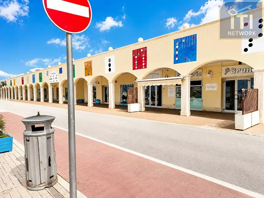 Immagine 1 di Locale commerciale in vendita  in Lungomare Duca degli Abruzzi 84 a Roma