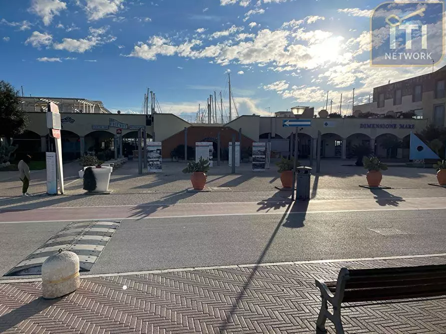 Immagine 4 di Locale commerciale in vendita  in Lungomare Duca degli Abruzzi 84 a Roma