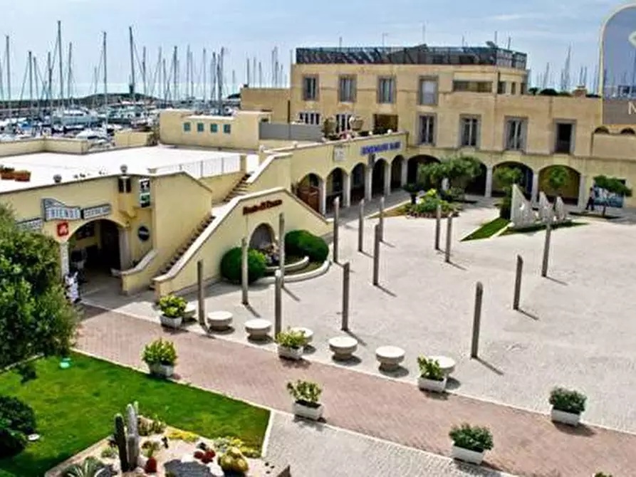 Immagine 3 di Locale commerciale in vendita  in Lungomare Duca degli Abruzzi 84 a Roma