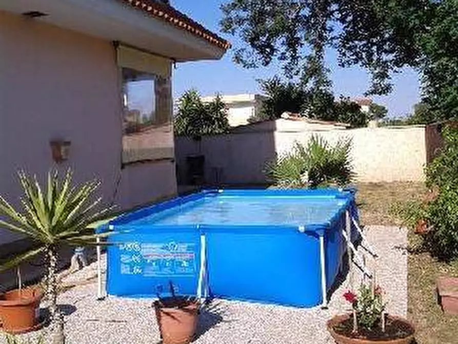 Immagine 1 di Villa in vendita  in via del cinema a Anzio