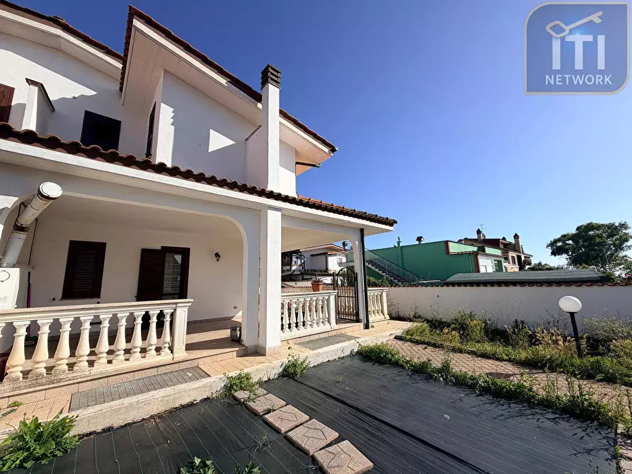 Immagine 3 di Villa in vendita  in Via Oceano Atlantico a Pomezia