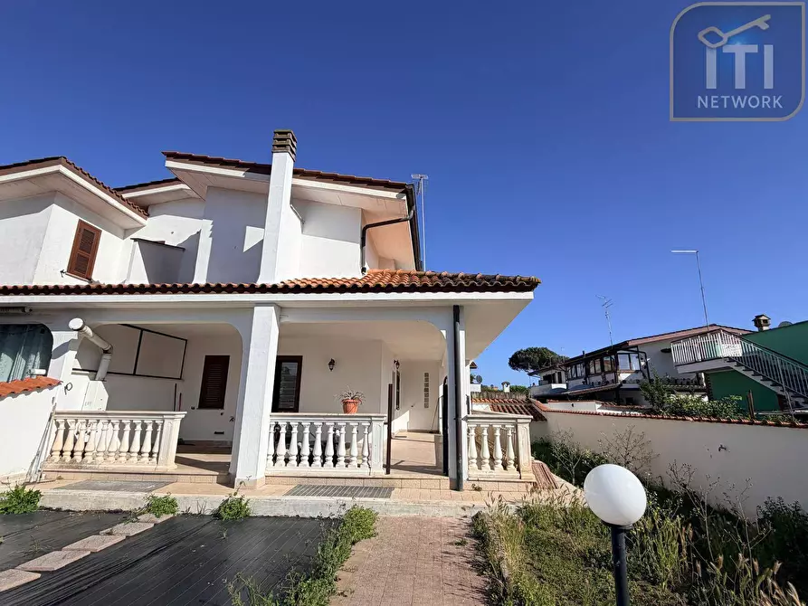 Immagine 5 di Villa in vendita  in Via Oceano Atlantico a Pomezia