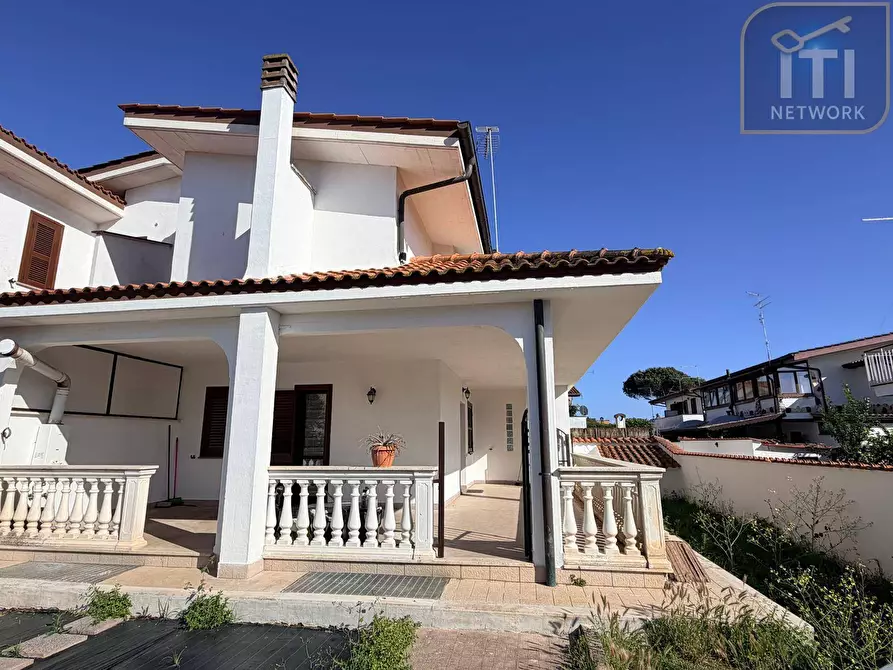 Immagine 4 di Villa in vendita  in Via Oceano Atlantico a Pomezia