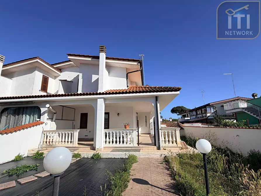 Immagine 1 di Villa in vendita  in Via Oceano Atlantico a Pomezia