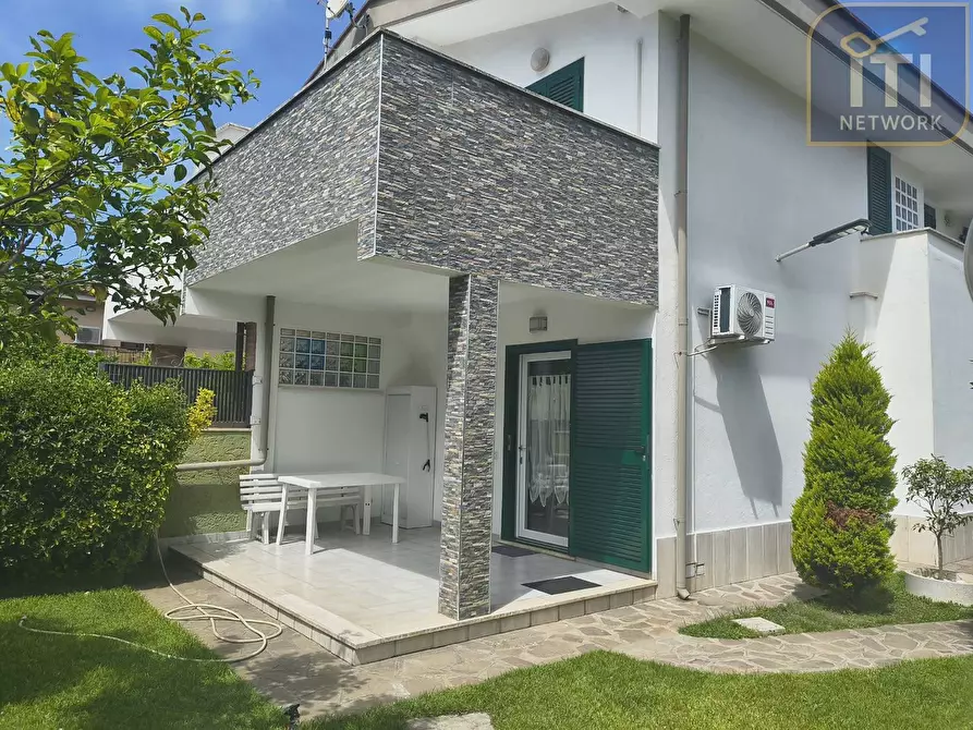 Immagine 1 di Villa in vendita  in via Renato fucini a Anzio