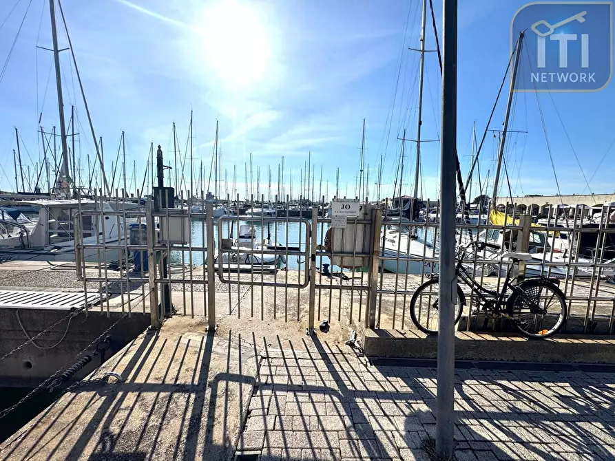 Immagine 6 di Box auto in vendita  in Lungomare Duca Degli Abruzzi 84 a Roma