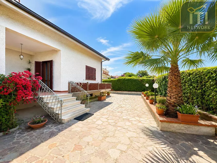 Immagine 3 di Villa in vendita  in via tanaro 91 a Ardea