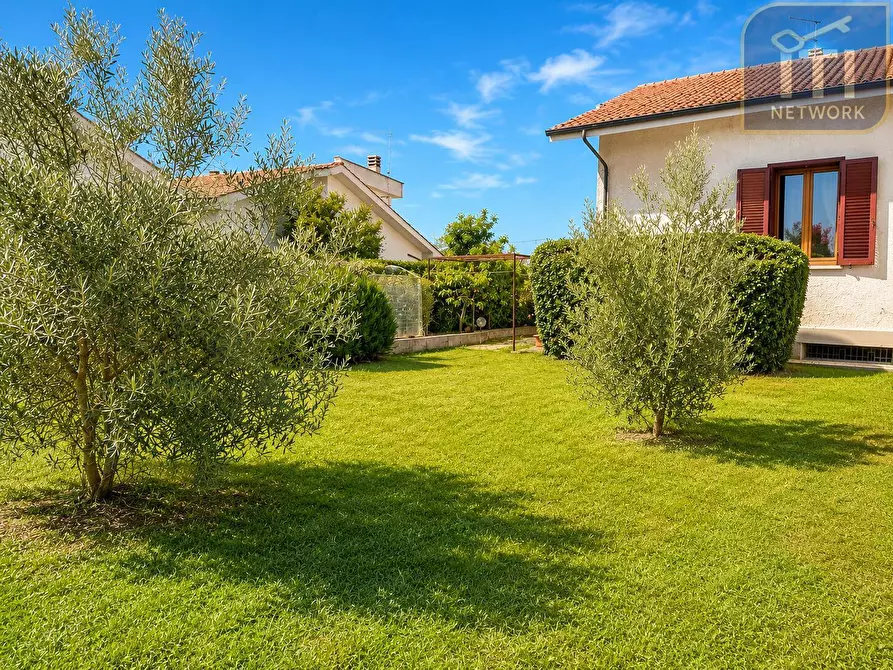 Immagine 10 di Villa in vendita  in via tanaro 91 a Ardea