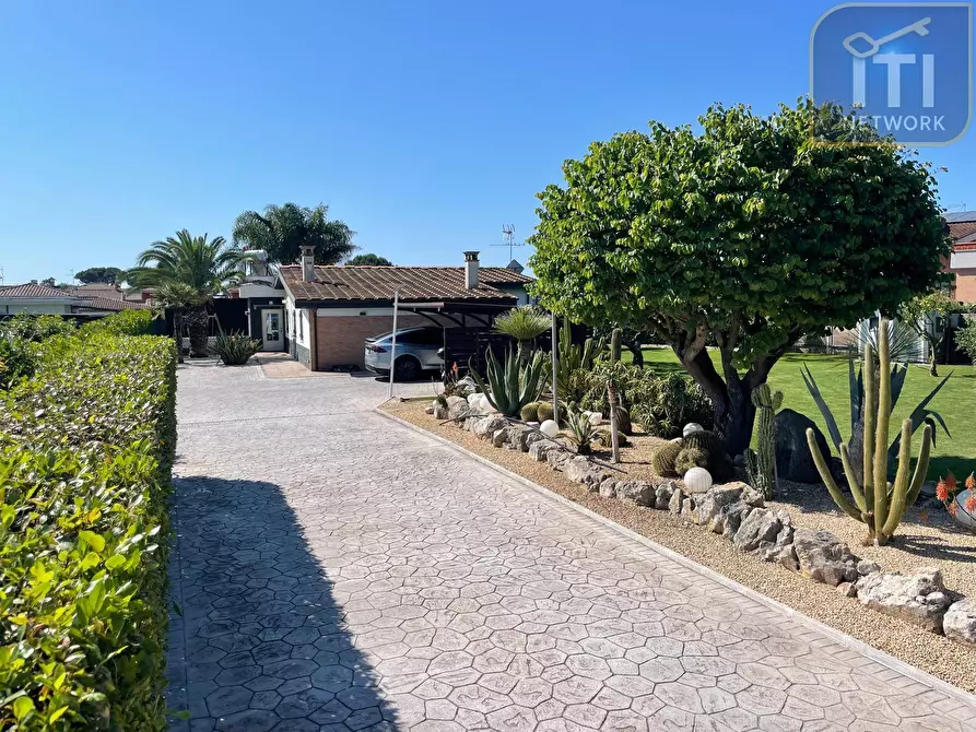 Immagine 5 di Villa in vendita  in via venere a Anzio