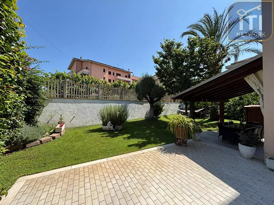 Immagine 1 di Appartamento in vendita  in via ninfa a Aprilia