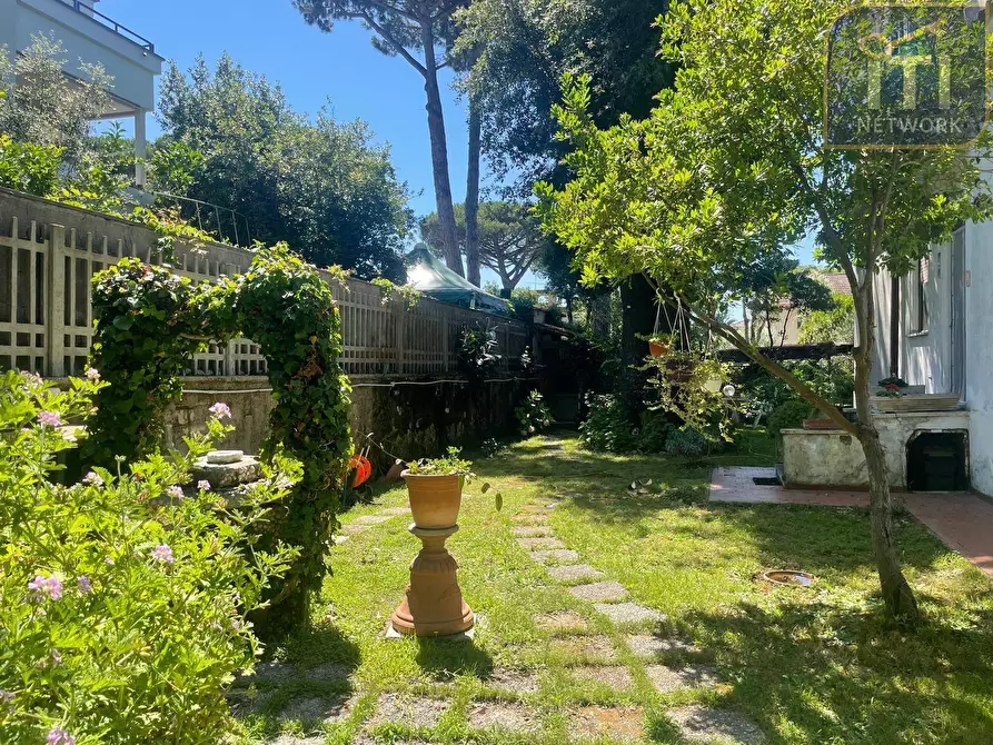 Immagine 3 di Villa in vendita  in via delle petunie a Anzio