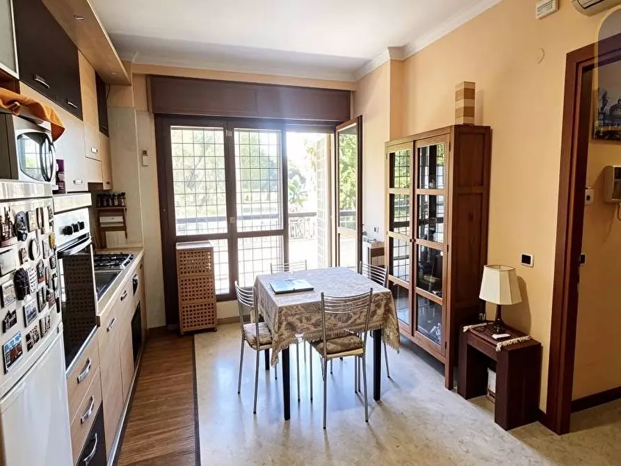 Immagine 5 di Appartamento in vendita  in Via Isole Del Capo Verde 99 a Roma