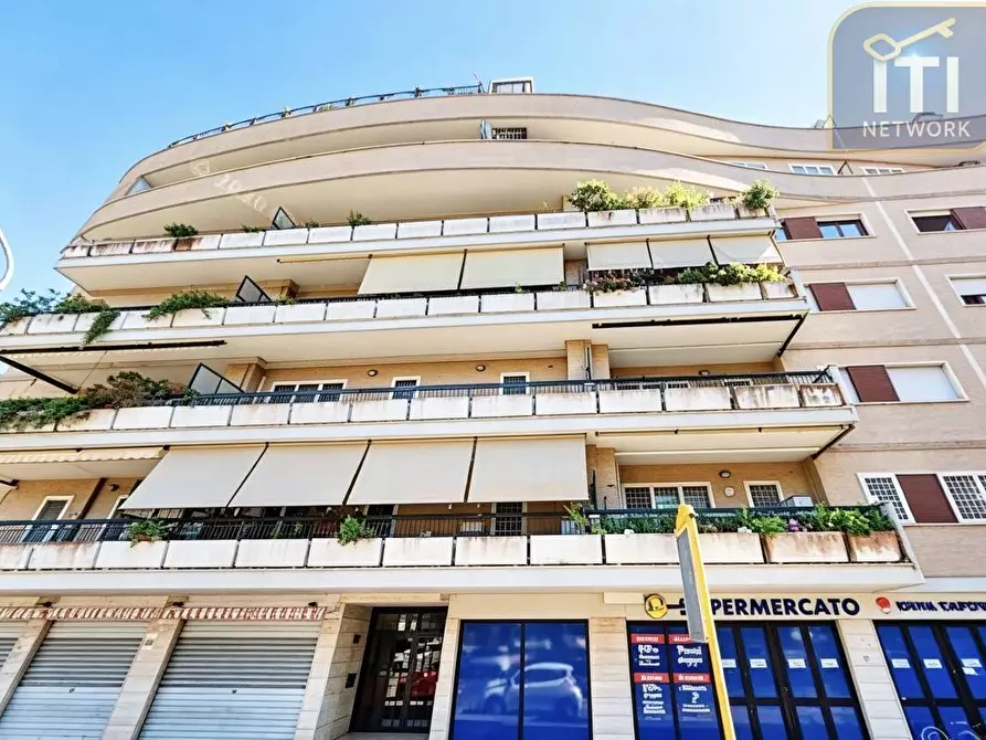 Immagine 1 di Appartamento in vendita  in Via Isole Del Capo Verde 99 a Roma