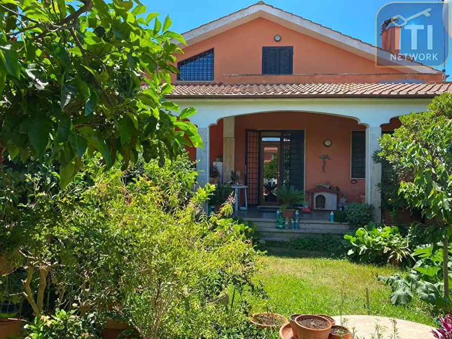 Immagine 2 di Villa in vendita  in Via Delle Acacie a Ardea