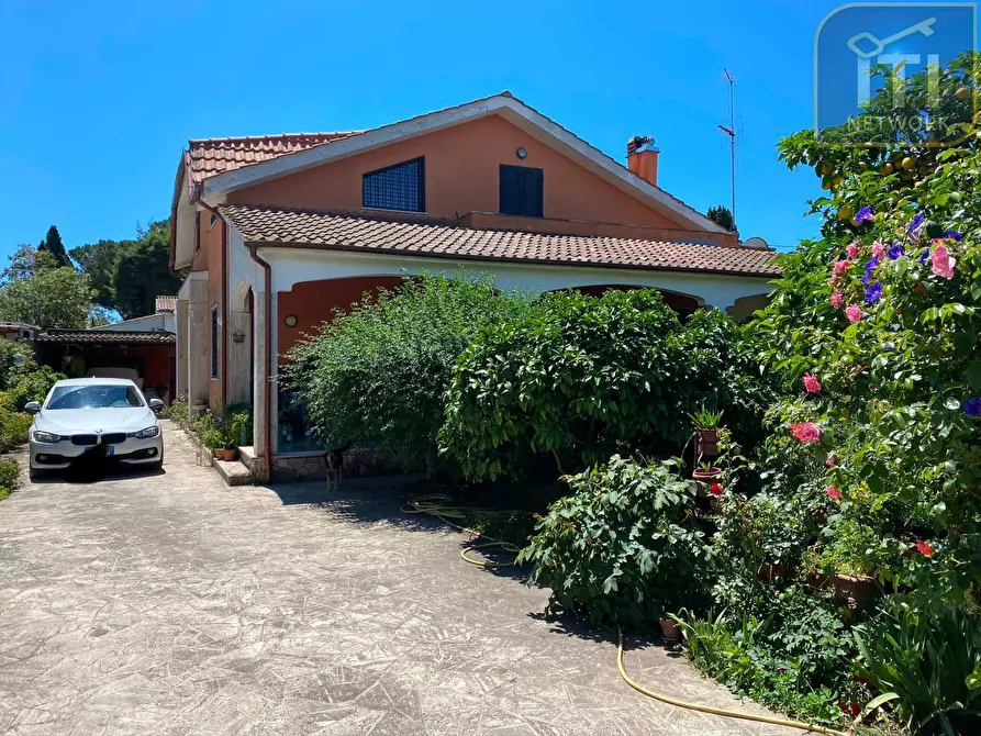 Immagine 1 di Villa in vendita  in Via Delle Acacie a Ardea