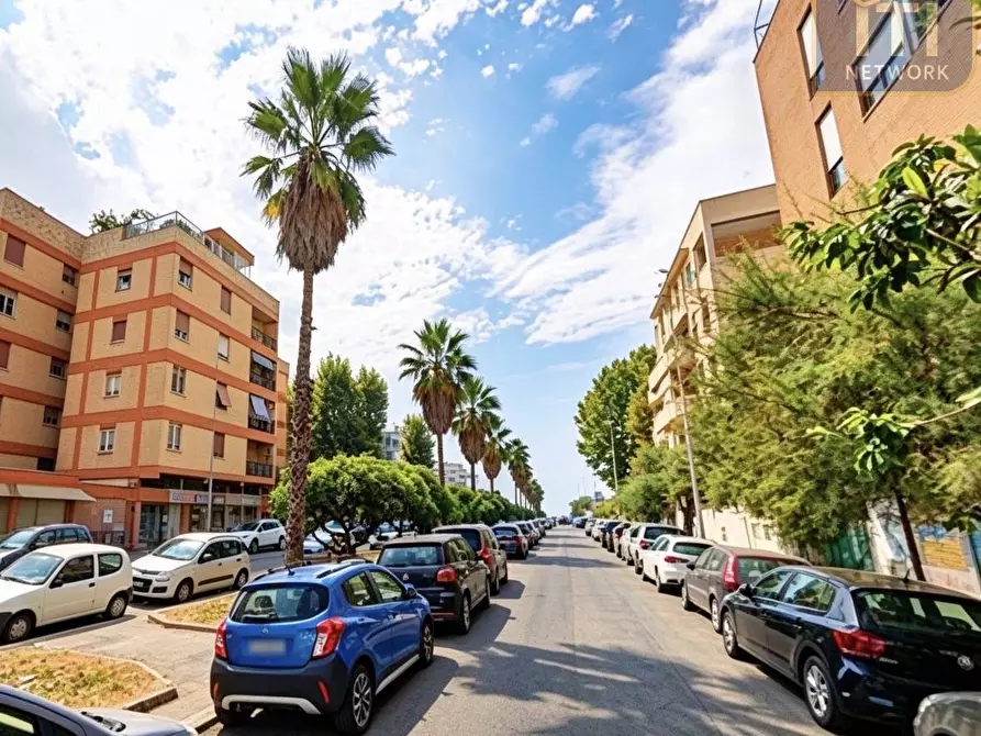 Immagine 1 di Negozio in affitto  in Viale della Stella Polare a Roma