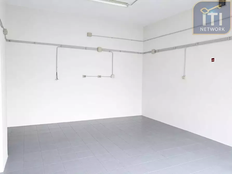 Immagine 9 di Negozio in affitto  in Via Mar Rosso a Roma