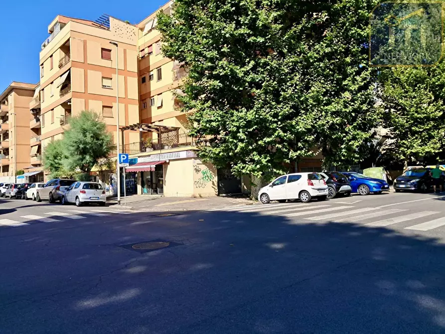 Immagine 10 di Negozio in affitto  in Viale della Stella Polare a Roma