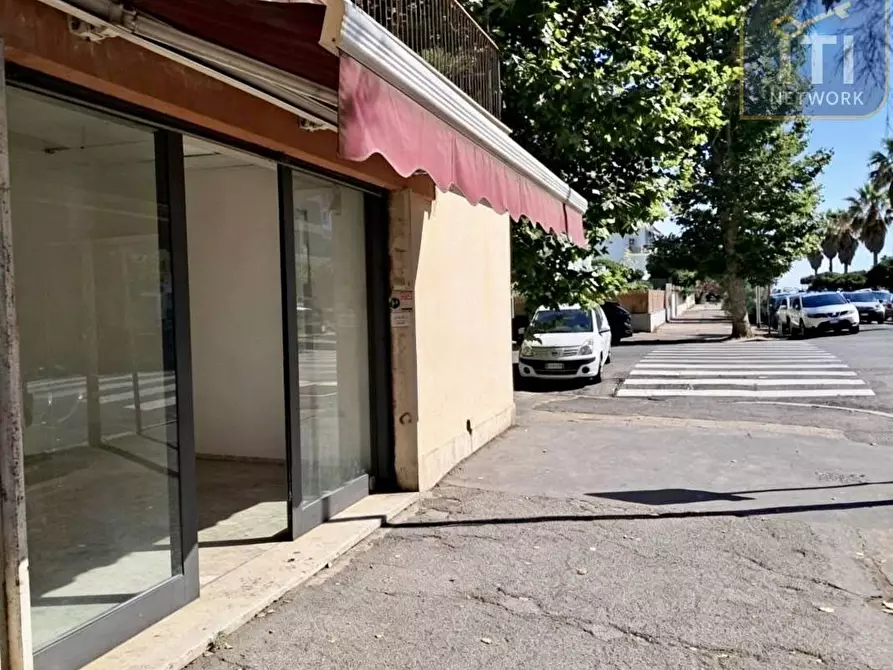 Immagine 2 di Negozio in affitto  in Viale della Stella Polare a Roma