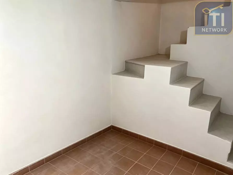Immagine 5 di Negozio in affitto  in Viale della Stella Polare a Roma