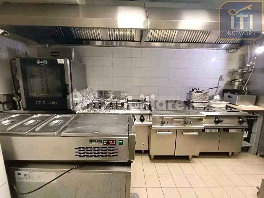 Immagine 9 di Locale commerciale in vendita  in Lungomare delle Sirene a Pomezia