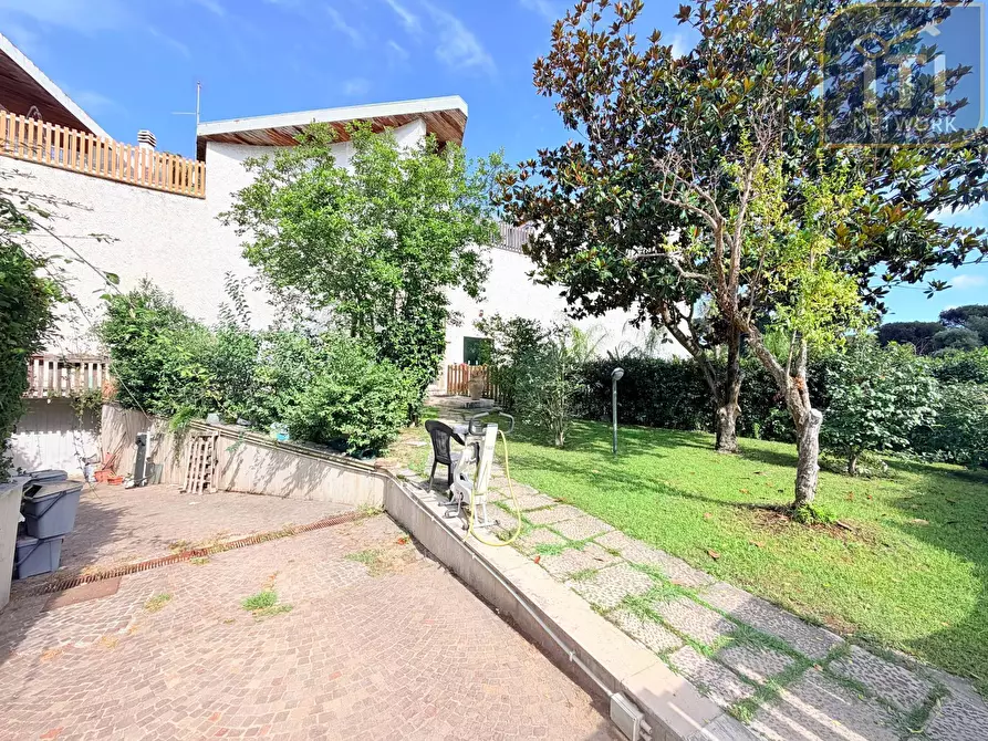 Immagine 2 di Villa in vendita  in Via Protagora a Roma