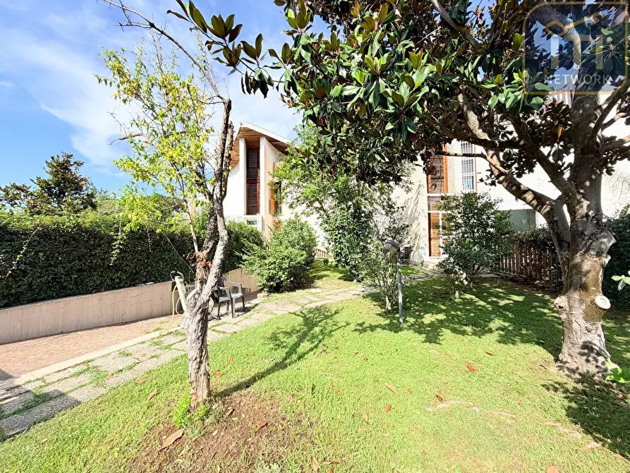 Immagine 3 di Villa in vendita  in Via Protagora a Roma