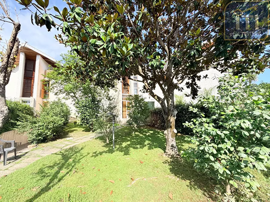 Immagine 4 di Villa in vendita  in Via Protagora a Roma