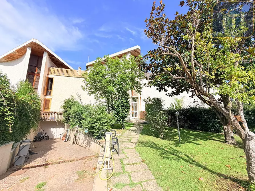 Immagine 5 di Villa in vendita  in Via Protagora a Roma