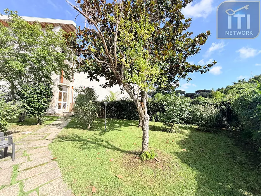 Immagine 7 di Villa in vendita  in Via Protagora a Roma