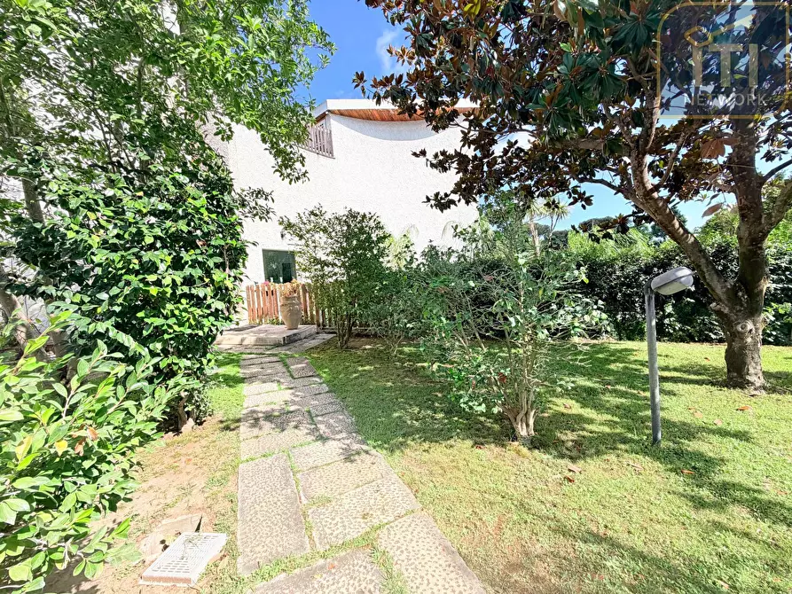 Immagine 8 di Villa in vendita  in Via Protagora a Roma