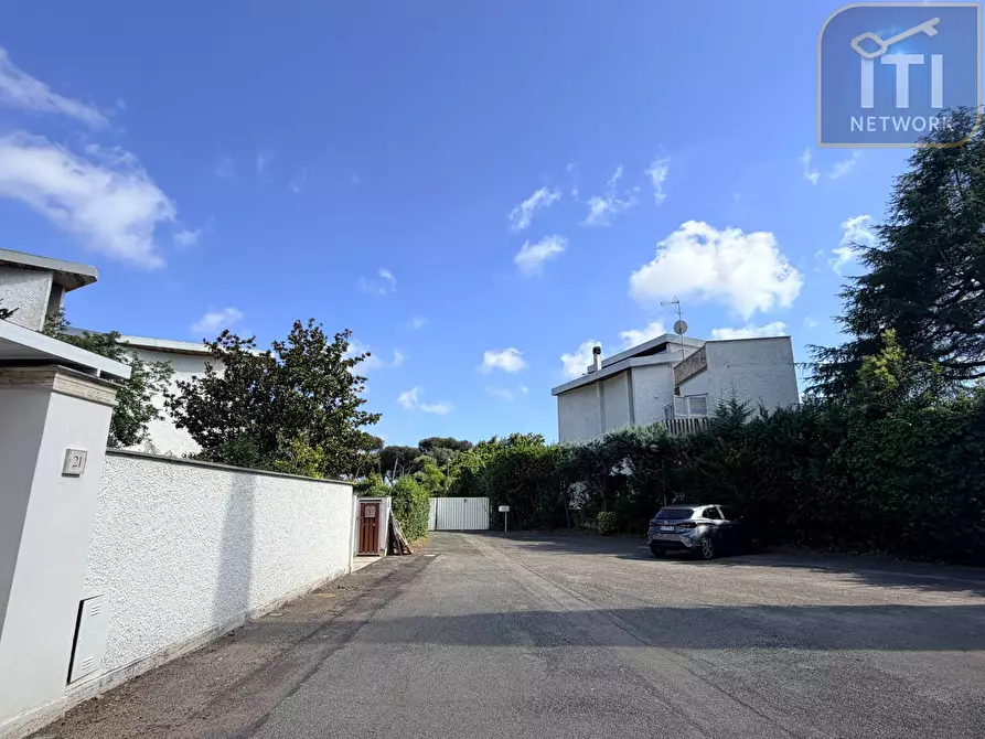 Immagine 12 di Villa in vendita  in Via Protagora a Roma