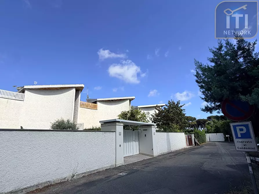 Immagine 13 di Villa in vendita  in Via Protagora a Roma