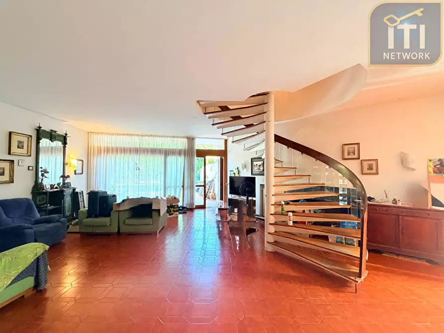 Immagine 18 di Villa in vendita  in Via Protagora a Roma
