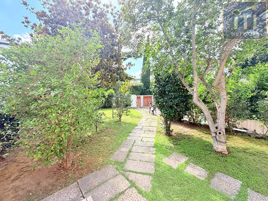 Immagine 20 di Villa in vendita  in Via Protagora a Roma