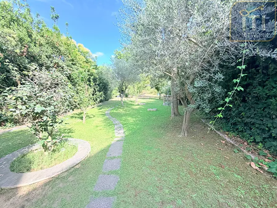 Immagine 27 di Villa in vendita  in Via Protagora a Roma
