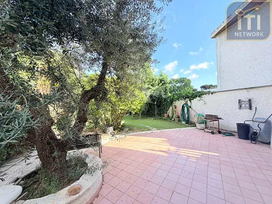 Immagine 31 di Villa in vendita  in Via Protagora a Roma